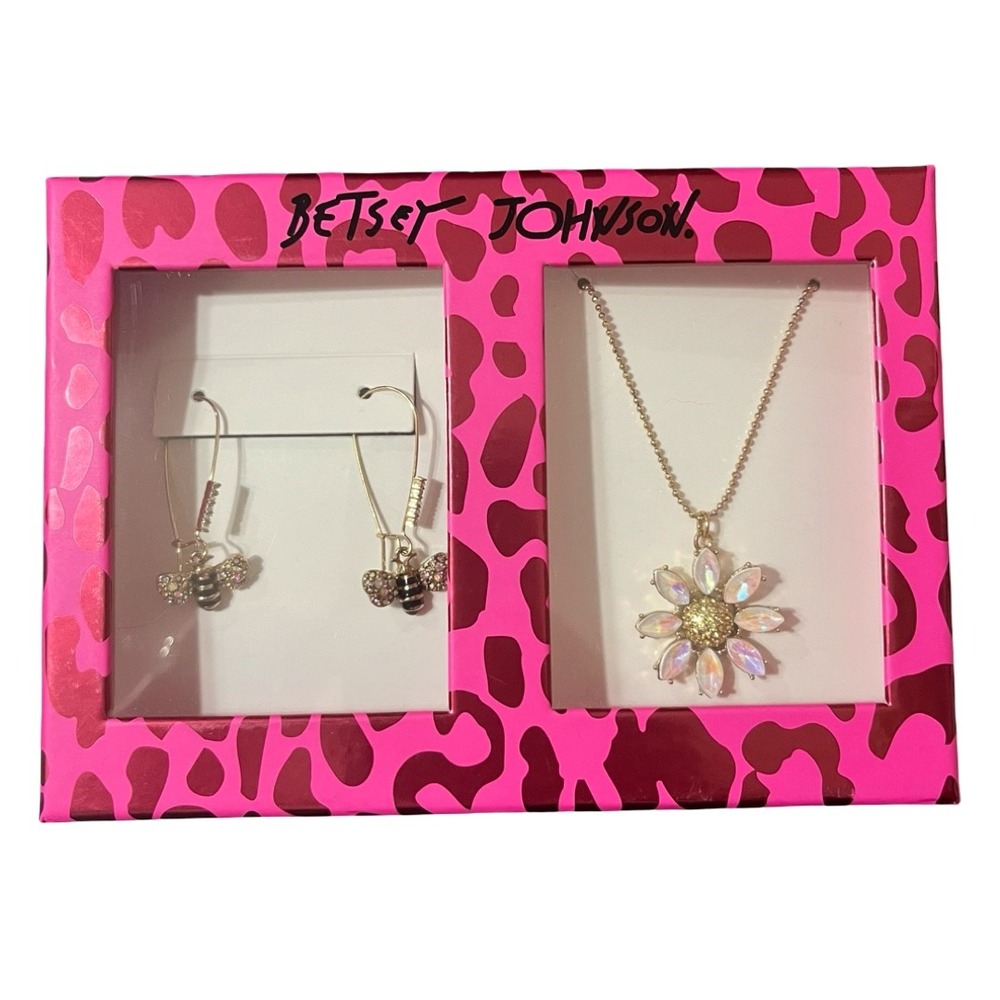 NWT Betsey Johnson Daisy Flower Necklace and Bumblebee Drop Earrings Jewelry Set